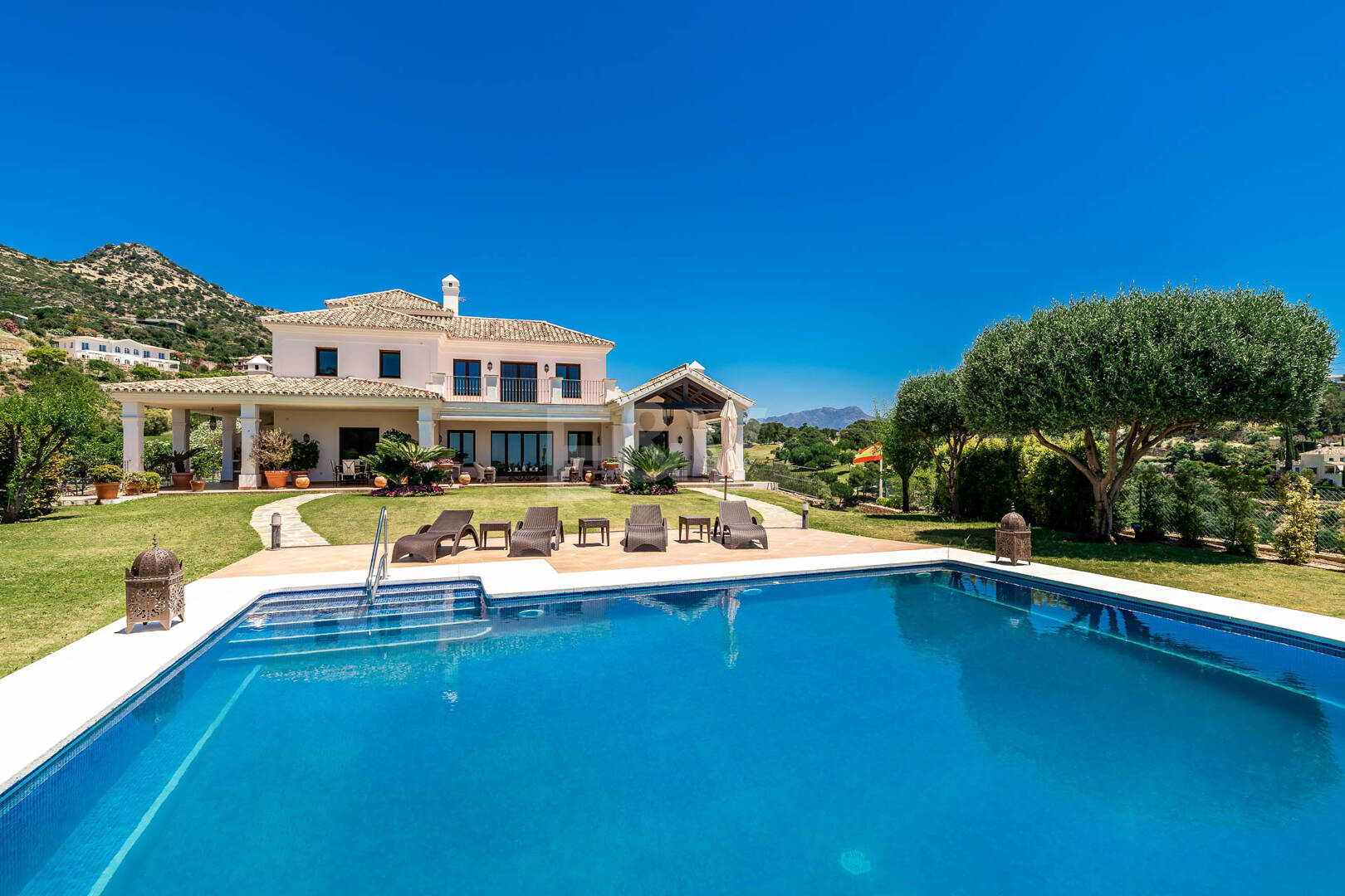 Impresionante villa en primera línea de golf en Marbella Club Golf Resort