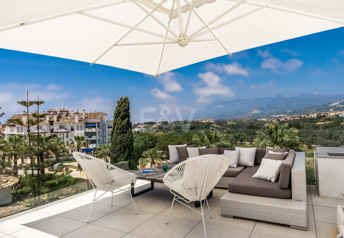 Modern beachside lyxvilla med havsutsikt. Pris från 9 500 euro per vecka