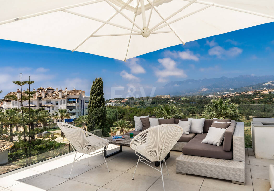 Moderne Luxusvilla in Strandnähe mit Meerblick. Preise ab €10,000 pro Woche