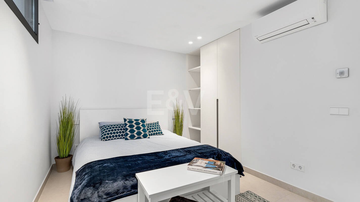 Modern beachside lyxvilla med havsutsikt. Pris från 9 500 euro per vecka