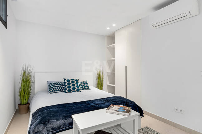 Modern beachside lyxvilla med havsutsikt. Pris från 9 500 euro per vecka