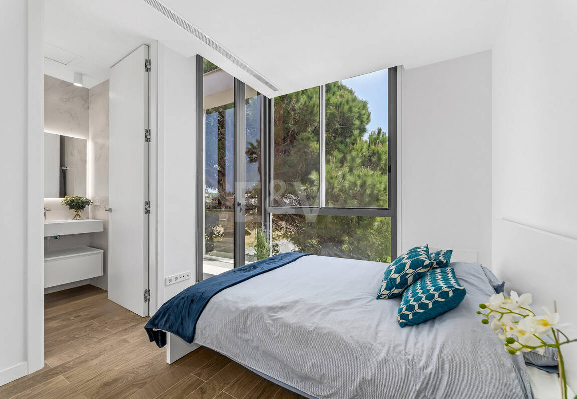 Modern beachside lyxvilla med havsutsikt. Pris från 9 500 euro per vecka