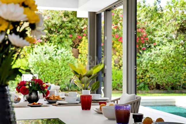 Modern beachside lyxvilla med havsutsikt. Pris från 9 500 euro per vecka