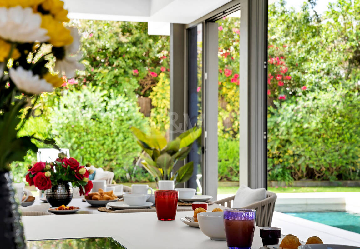 Modern beachside lyxvilla med havsutsikt. Pris från 9 500 euro per vecka