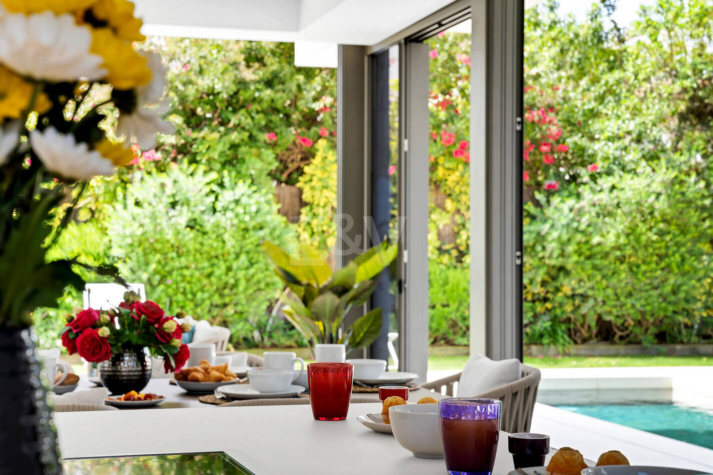 Modern beachside lyxvilla med havsutsikt. Pris från 9 500 euro per vecka