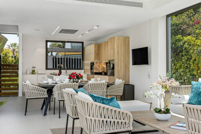 Modern beachside lyxvilla med havsutsikt. Pris från 9 500 euro per vecka