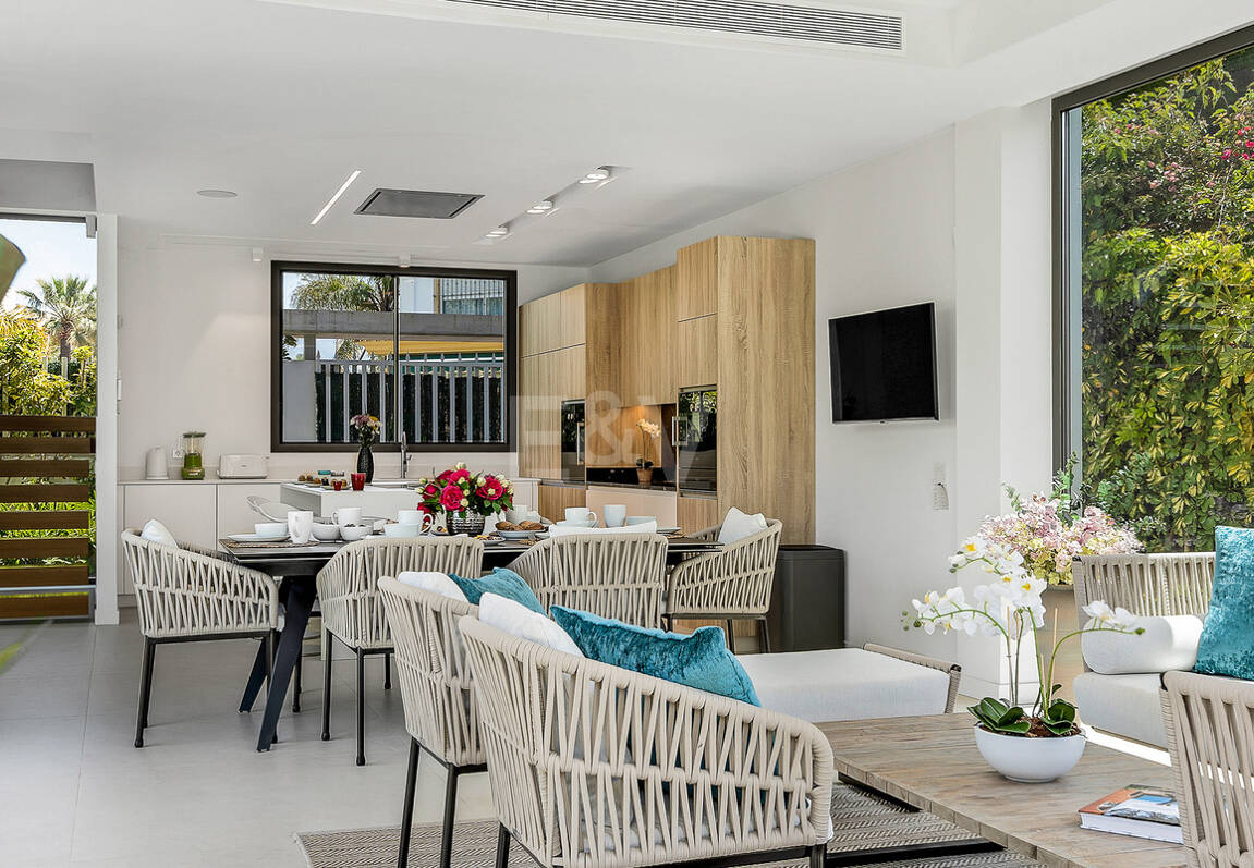 Modern beachside lyxvilla med havsutsikt. Pris från 9 500 euro per vecka