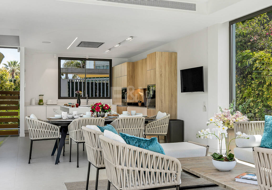 Moderne Luxusvilla in Strandnähe mit Meerblick. Preise ab €10,000 pro Woche
