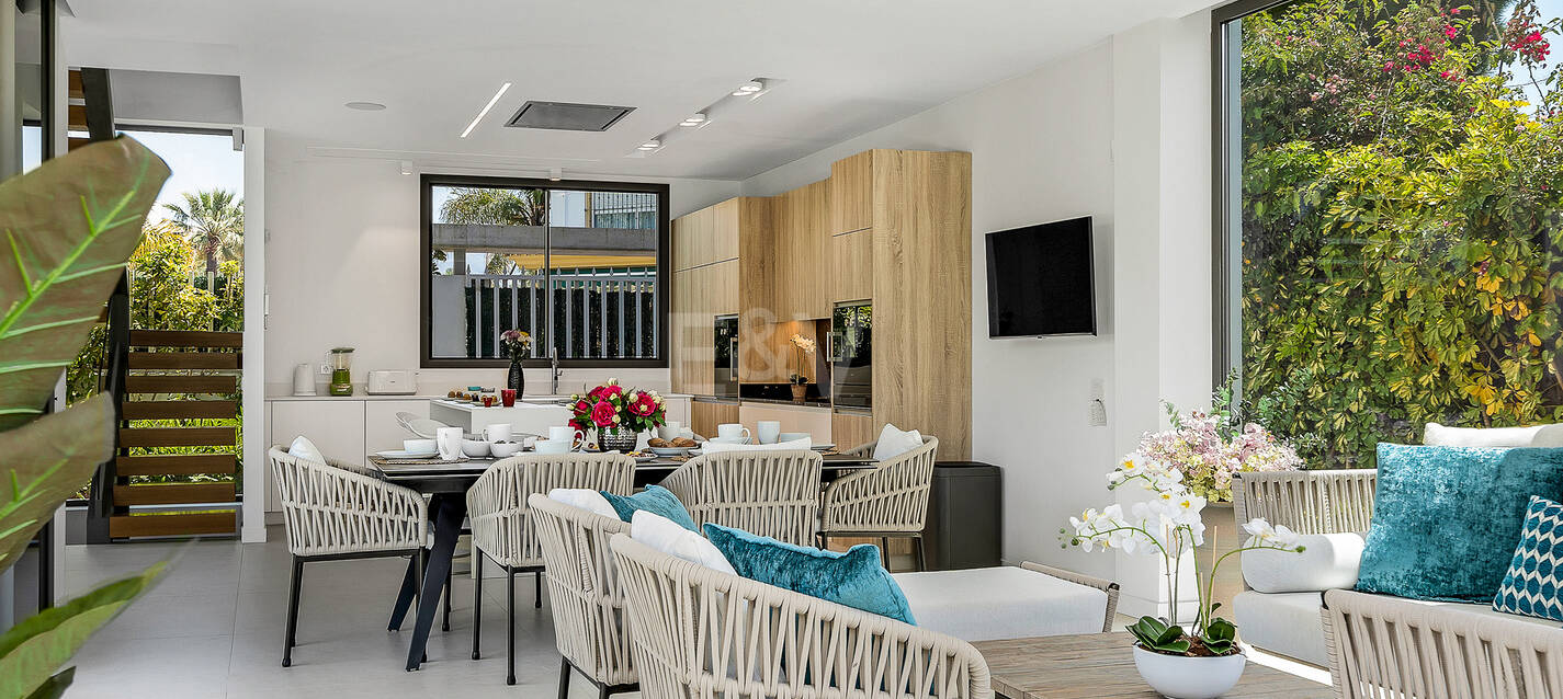 Lujosa villa moderna cerca de playa, vistas al mar. Precio desde €10,000 por semana
