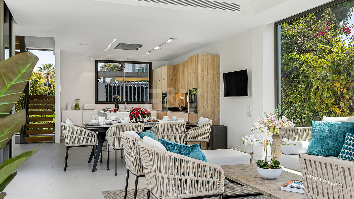 Modern beachside lyxvilla med havsutsikt. Pris från 9 500 euro per vecka