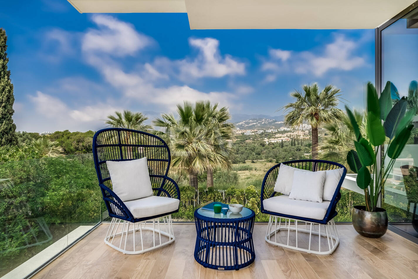 Modern beachside lyxvilla med havsutsikt. Pris från 9 500 euro per vecka