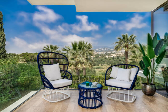 Modern beachside lyxvilla med havsutsikt. Pris från 9 500 euro per vecka