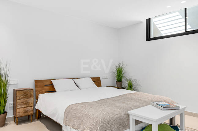 Modern beachside lyxvilla med havsutsikt. Pris från 9 500 euro per vecka