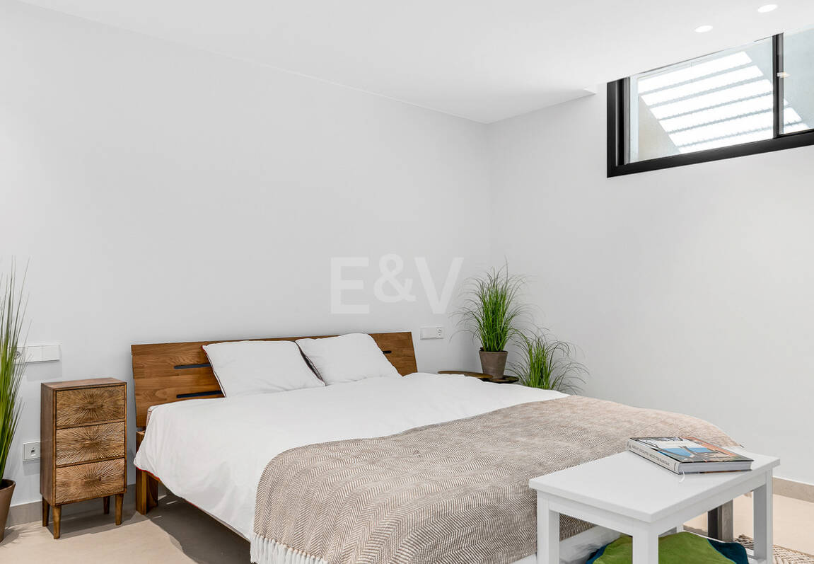 Modern beachside lyxvilla med havsutsikt. Pris från 9 500 euro per vecka