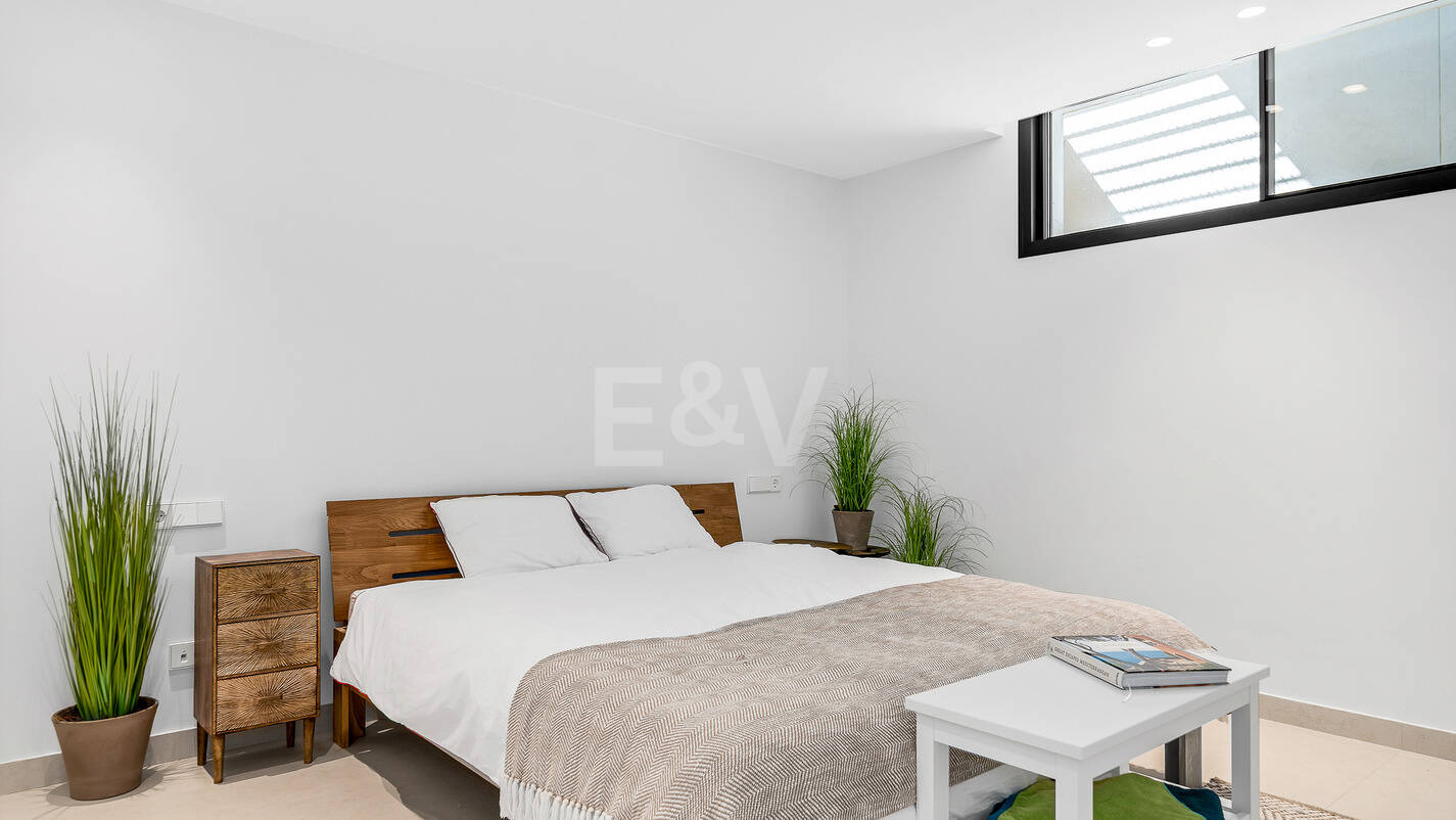 Modern beachside lyxvilla med havsutsikt. Pris från 9 500 euro per vecka