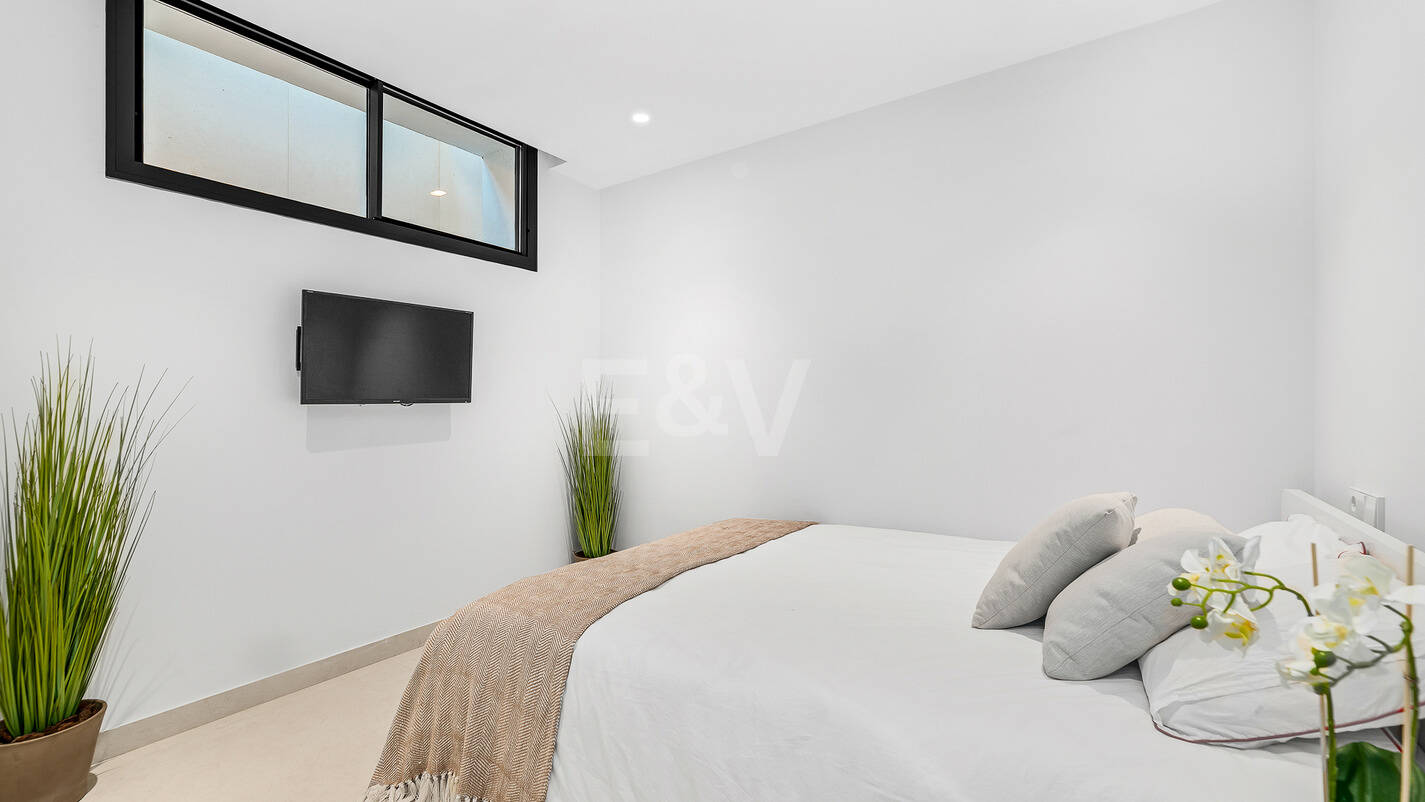 Modern beachside lyxvilla med havsutsikt. Pris från 9 500 euro per vecka