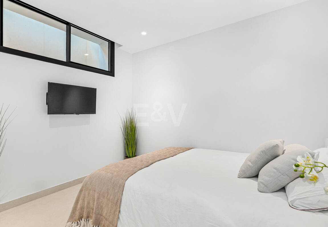 Modern beachside lyxvilla med havsutsikt. Pris från 9 500 euro per vecka