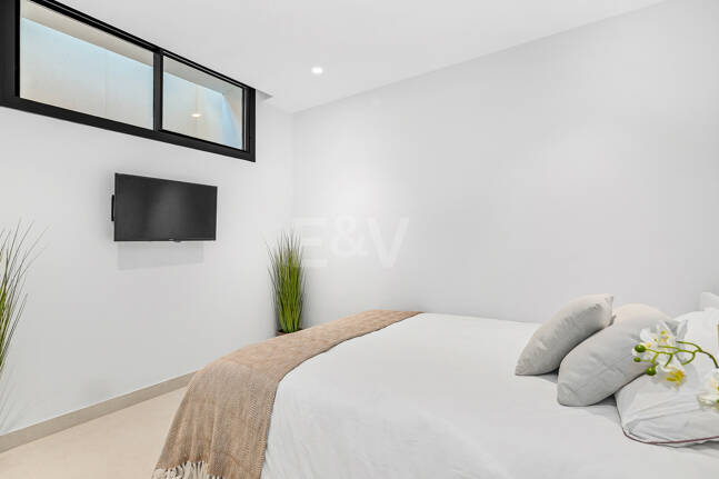 Modern beachside lyxvilla med havsutsikt. Pris från 9 500 euro per vecka