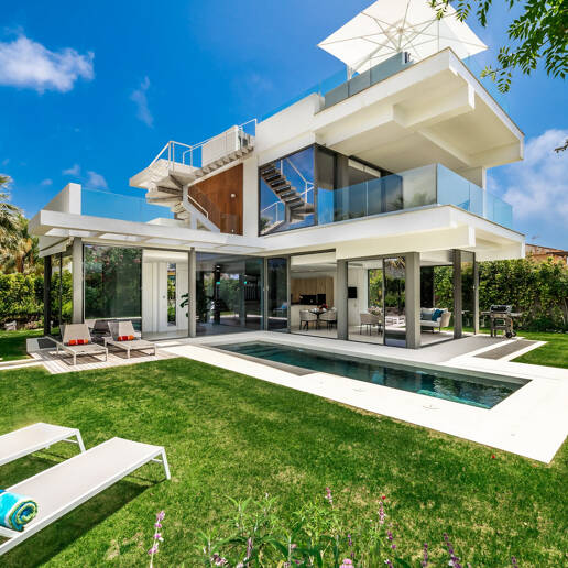 Lujosa villa moderna cerca de playa, vistas al mar. Precio desde €10,000 por semana