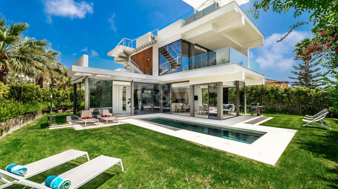 Modern beachside lyxvilla med havsutsikt. Pris från 9 500 euro per vecka