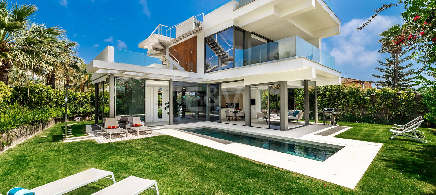 Lujosa villa moderna cerca de playa, vistas al mar. Precio desde €10,000 por semana