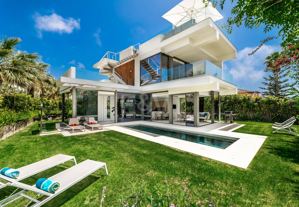 Modern beachside lyxvilla med havsutsikt. Pris från 9 500 euro per vecka