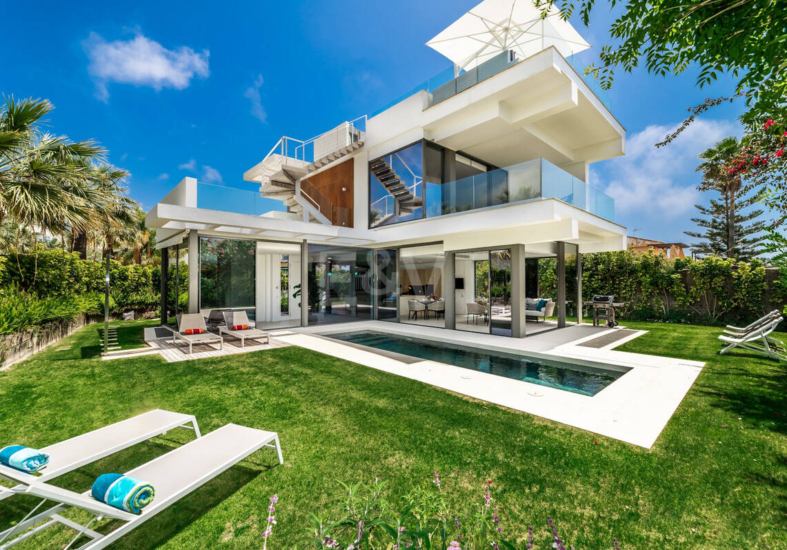 Moderne Luxusvilla in Strandnähe mit Meerblick. Preise ab €10,000 pro Woche