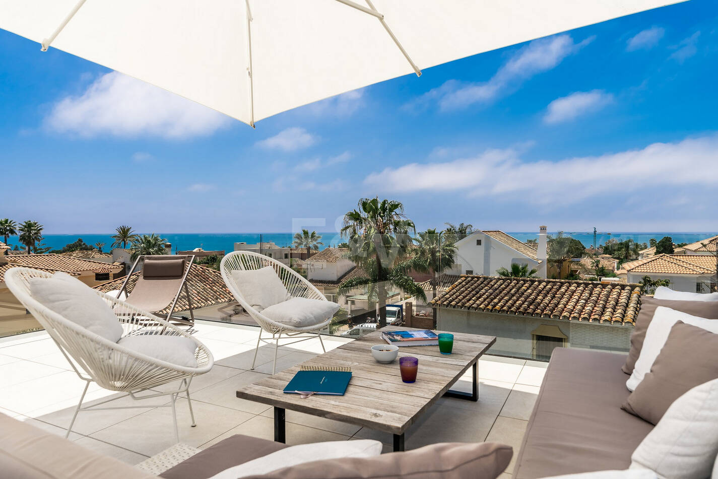 Modern beachside lyxvilla med havsutsikt. Pris från 9 500 euro per vecka