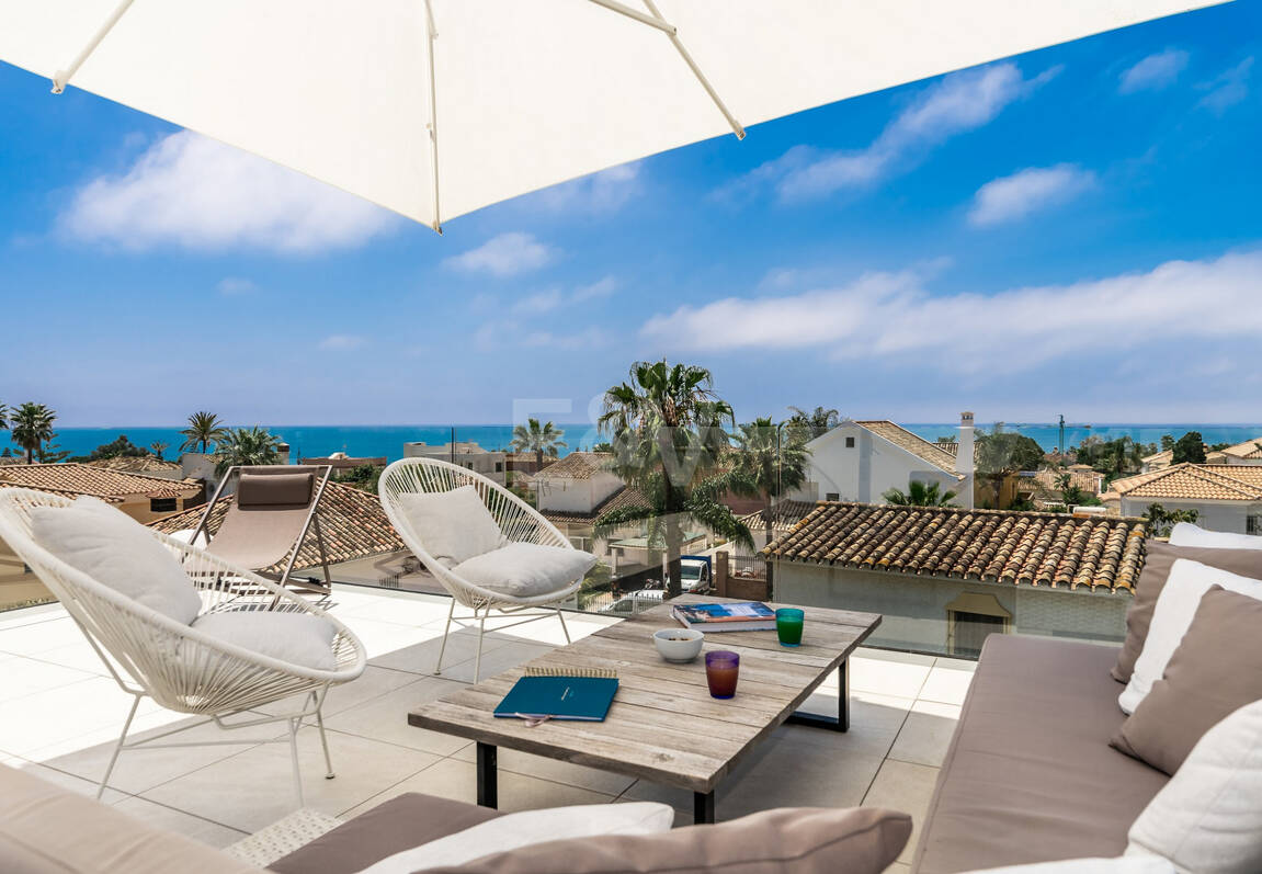 Modern beachside lyxvilla med havsutsikt. Pris från 9 500 euro per vecka