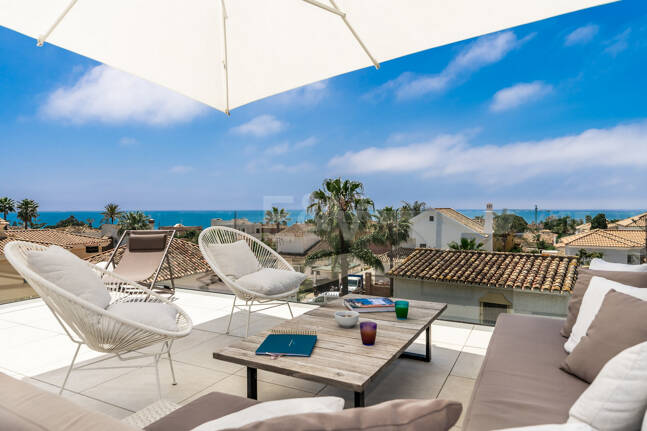 Modern beachside lyxvilla med havsutsikt. Pris från 9 500 euro per vecka