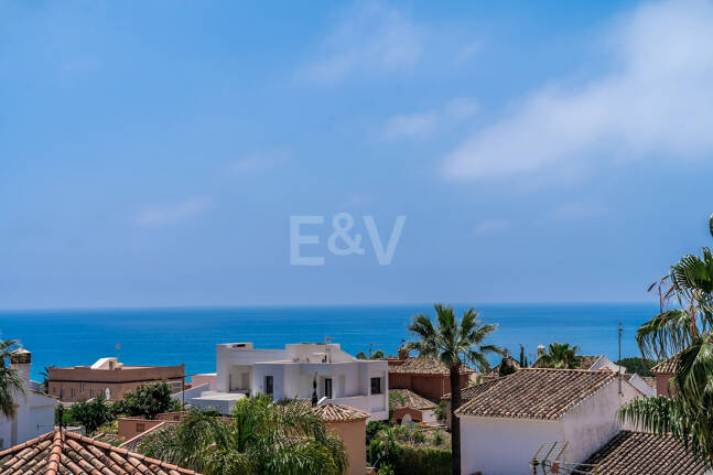 Modern beachside lyxvilla med havsutsikt. Pris från 9 500 euro per vecka