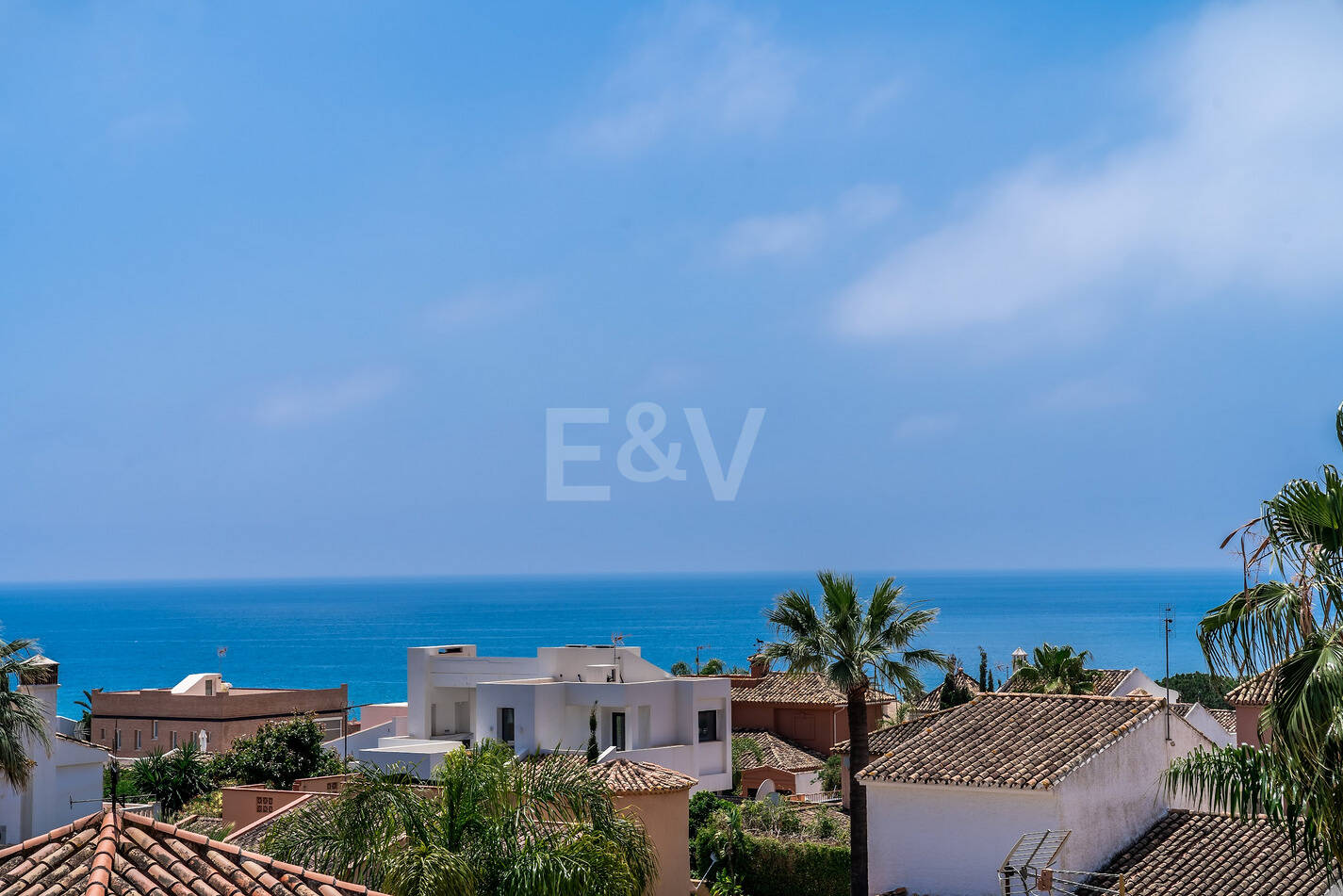 Modern beachside lyxvilla med havsutsikt. Pris från 9 500 euro per vecka