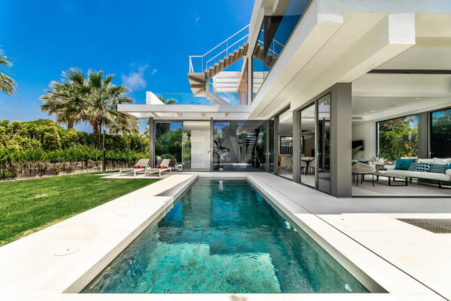 Modern beachside lyxvilla med havsutsikt. Pris från 9 500 euro per vecka