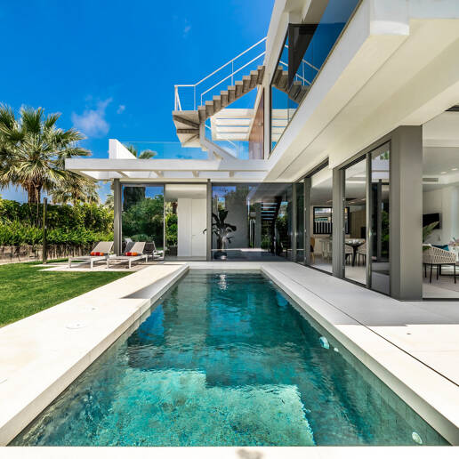 Lujosa villa moderna cerca de playa, vistas al mar. Precio desde €10,000 por semana