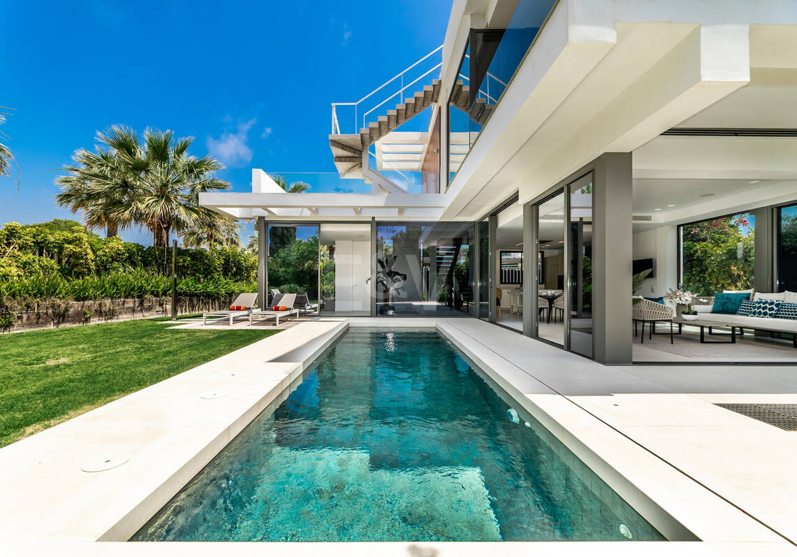 Moderne Luxusvilla in Strandnähe mit Meerblick. Preise ab €10,000 pro Woche