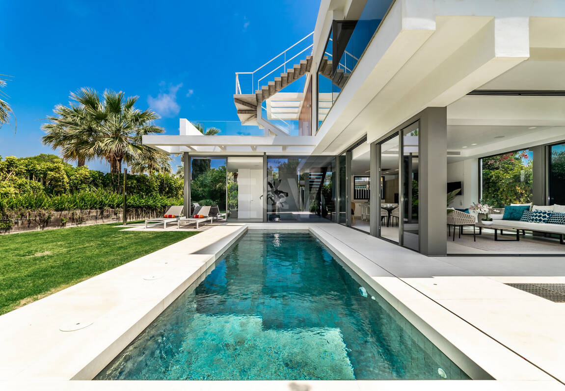 Modern beachside lyxvilla med havsutsikt. Pris från 9 500 euro per vecka