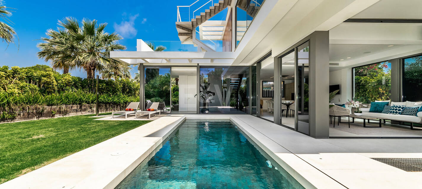 Lujosa villa moderna cerca de playa, vistas al mar. Precio desde €10,000 por semana