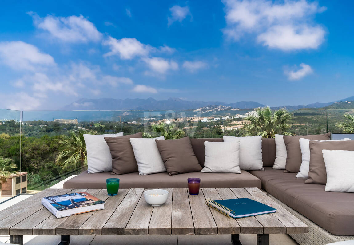 Modern beachside lyxvilla med havsutsikt. Pris från 9 500 euro per vecka