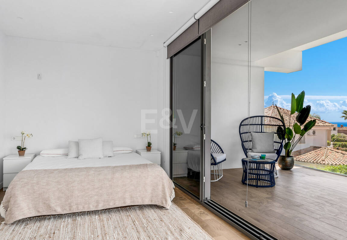 Modern beachside lyxvilla med havsutsikt. Pris från 9 500 euro per vecka