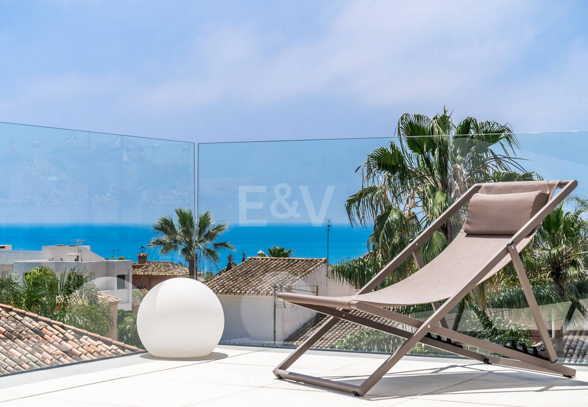 Modern beachside lyxvilla med havsutsikt. Pris från 9 500 euro per vecka