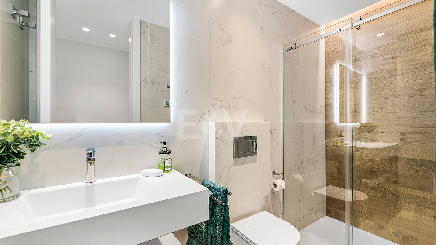 Modern beachside lyxvilla med havsutsikt. Pris från 9 500 euro per vecka