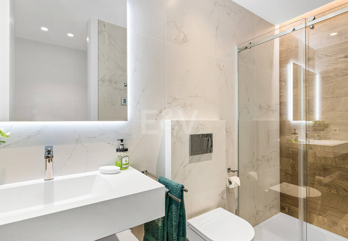 Modern beachside lyxvilla med havsutsikt. Pris från 9 500 euro per vecka