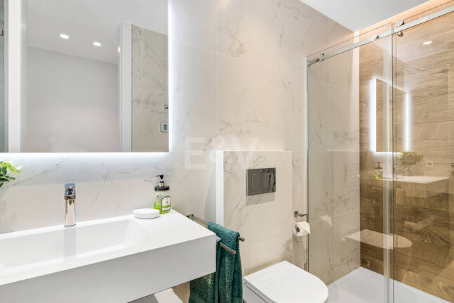 Modern beachside lyxvilla med havsutsikt. Pris från 9 500 euro per vecka