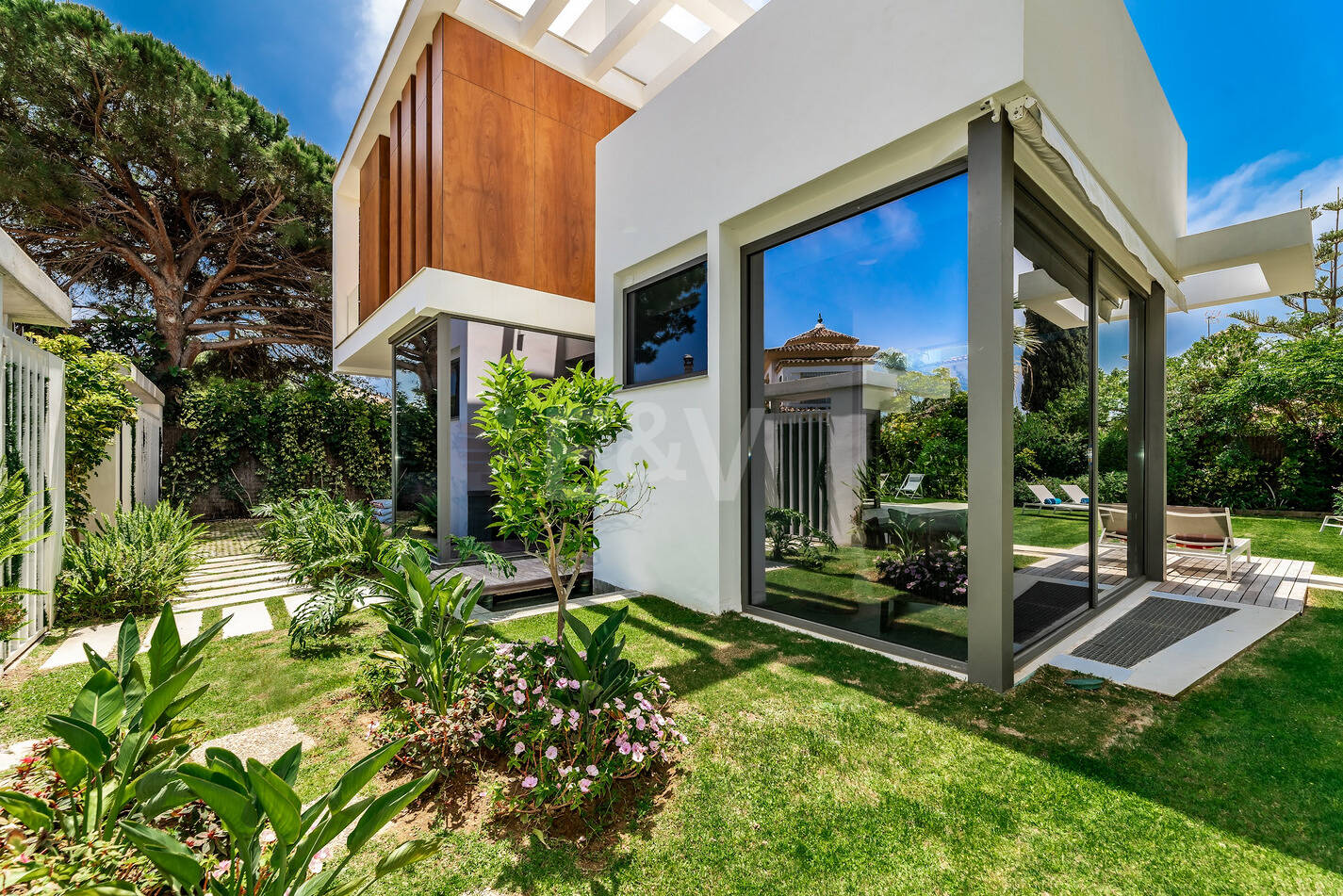 Modern beachside lyxvilla med havsutsikt. Pris från 9 500 euro per vecka