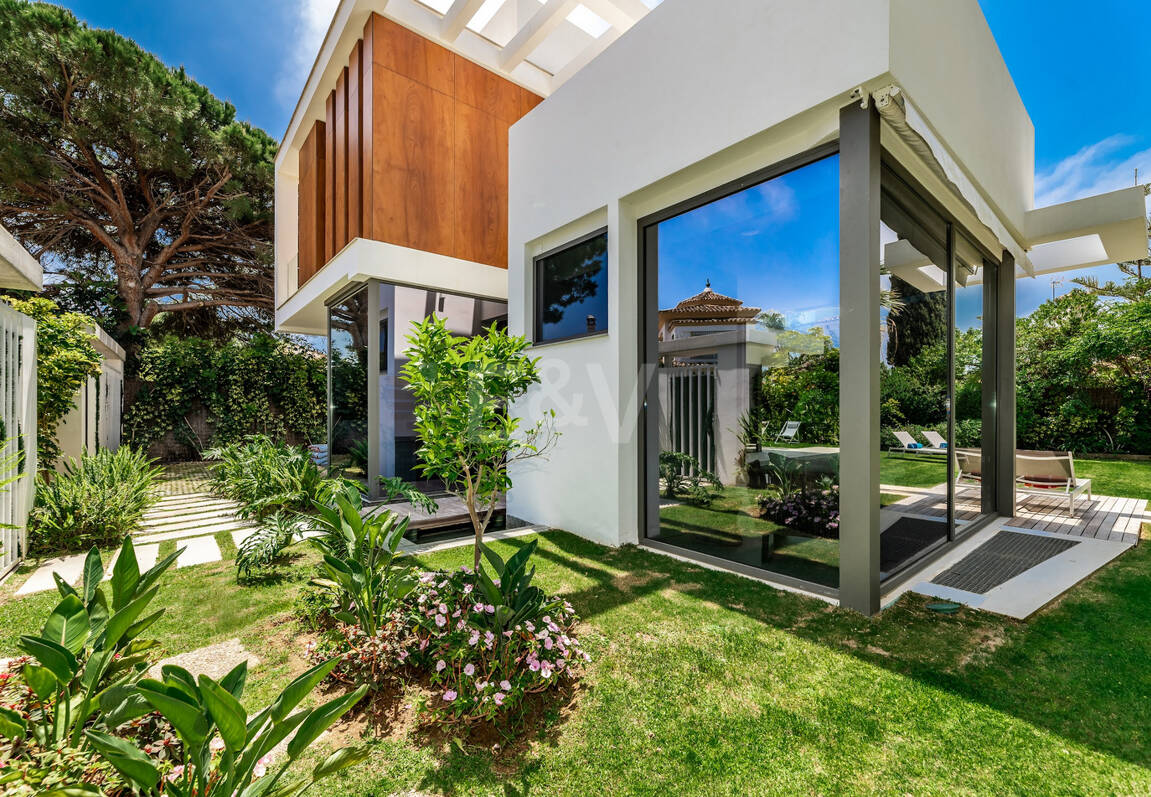 Modern beachside lyxvilla med havsutsikt. Pris från 9 500 euro per vecka