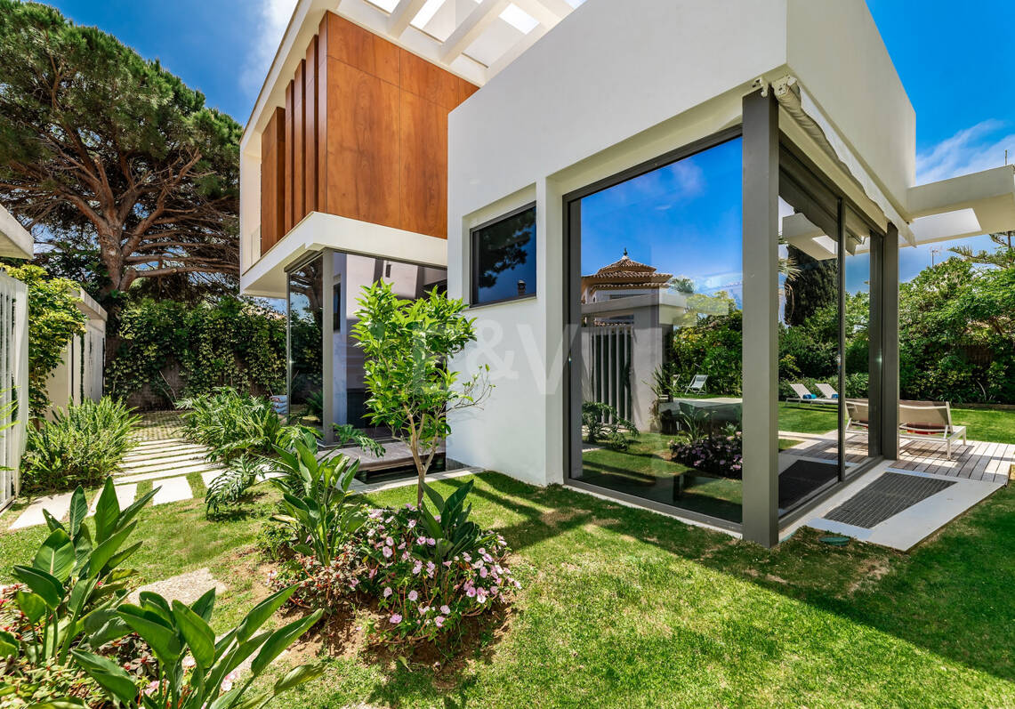 Moderne Luxusvilla in Strandnähe mit Meerblick. Preise ab €10,000 pro Woche