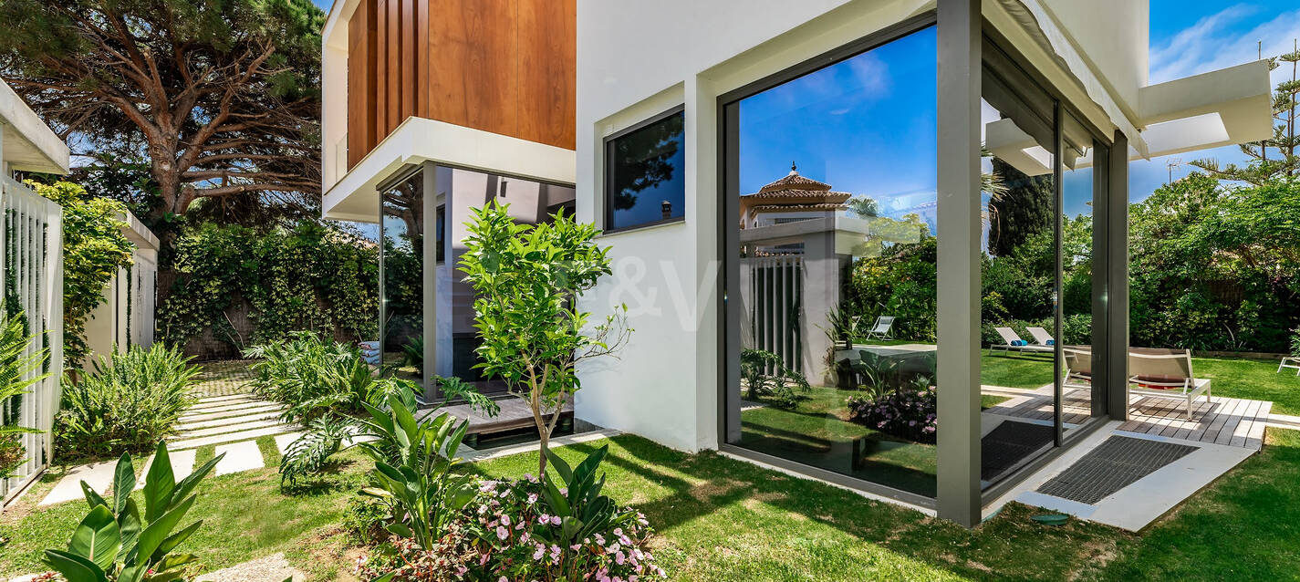 Lujosa villa moderna cerca de playa, vistas al mar. Precio desde €10,000 por semana