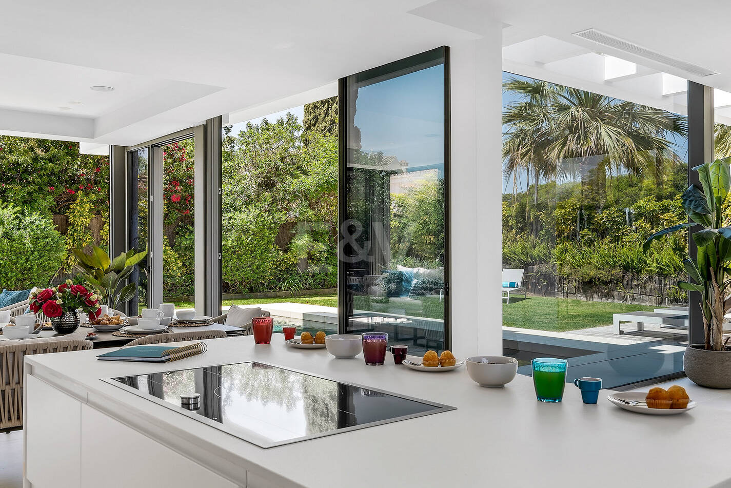 Modern beachside lyxvilla med havsutsikt. Pris från 9 500 euro per vecka