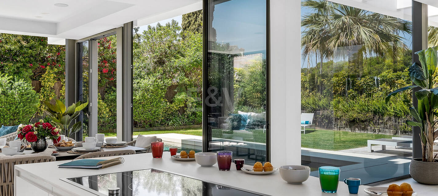 Lujosa villa moderna cerca de playa, vistas al mar. Precio desde €10,000 por semana