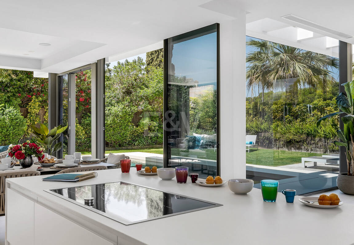 Modern beachside lyxvilla med havsutsikt. Pris från 9 500 euro per vecka